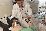 Arzt macht bei schwangeren Frau Ultraschall