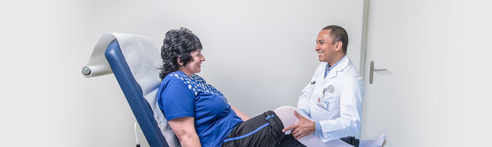 Dr med. Daniel de Menezes dans une conversation avec une patiente